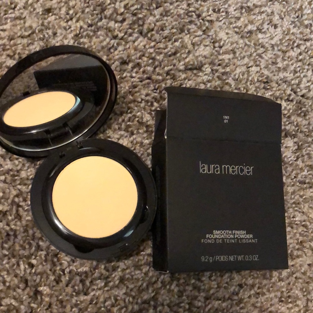 Laura Mercier Smooth Finish Foundation Powder 01